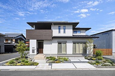CASTLE HOMEの施工事例「回遊できる家事動線とたっぷり収納。洗濯がラクになるナチュラルモダンの住まい」の画像