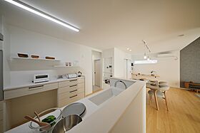 CASTLE HOMEの施工事例「回遊できる家事動線とたっぷり収納。洗濯がラクになるナチュラルモダンの住まい」の画像2
