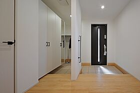 CASTLE HOMEの施工事例「回遊できる家事動線とたっぷり収納。洗濯がラクになるナチュラルモダンの住まい」の画像6