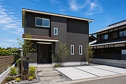 CASTLE HOMEの施工事例「黒の外観に木目が映える、深い軒が印象的な和モダン住宅」の画像
