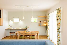 CASTLE HOMEの施工事例「黒の外観に木目が映える、深い軒が印象的な和モダン住宅」の画像2