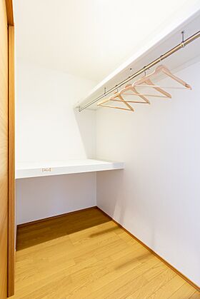 CASTLE HOMEの施工事例「黒の外観に木目が映える、深い軒が印象的な和モダン住宅」の画像8