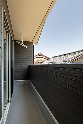 CASTLE HOMEの施工事例「黒の外観に木目が映える、深い軒が印象的な和モダン住宅」の画像9