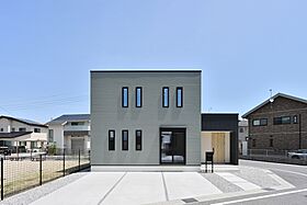 CASTLE HOMEの施工事例「並んで使える2ボウル洗面。朝の支度も家事もスムーズなシンプルモダンの家」のメイン画像