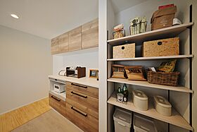 CASTLE HOMEの施工事例「並んで使える2ボウル洗面。朝の支度も家事もスムーズなシンプルモダンの家」の画像4