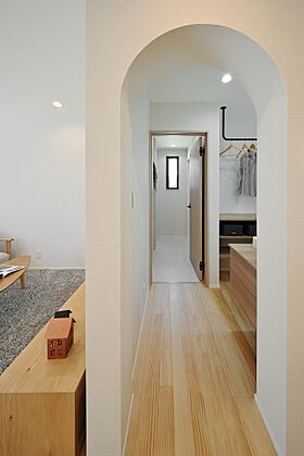 CASTLE HOMEの施工事例「並んで使える2ボウル洗面。朝の支度も家事もスムーズなシンプルモダンの家」の画像5