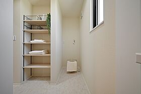 CASTLE HOMEの施工事例「並んで使える2ボウル洗面。朝の支度も家事もスムーズなシンプルモダンの家」の画像7