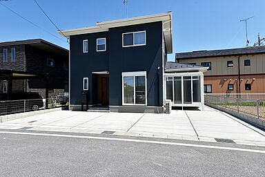 マコトホーム彦根店の施工事例「光あふれるサンルームが自慢のすまい」の画像