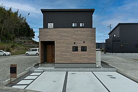 マコトホーム彦根店の施工事例「モダンで目を引く人気の高いブラック×木目の外観の家」のメイン画像
