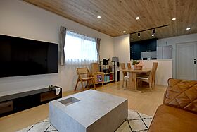 マコトホーム彦根店の施工事例「モダンで目を引く人気の高いブラック×木目の外観の家」の画像1