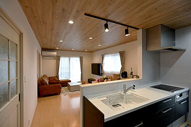 マコトホーム彦根店の施工事例「モダンで目を引く人気の高いブラック×木目の外観の家」の画像2