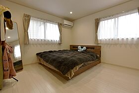 マコトホーム彦根店の施工事例「モダンで目を引く人気の高いブラック×木目の外観の家」の画像5