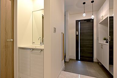 マコトホーム彦根店の施工事例「白×黒をベースとした、ラグジュアリーにまとめ上げた邸宅」の画像8