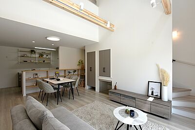 シンプルモダンスタイルのリビング マコトホーム彦根店の事例画像