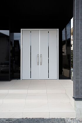 株式会社トキワ・ホームの施工事例「重厚感あるモノトーンガレージハウス」の画像1