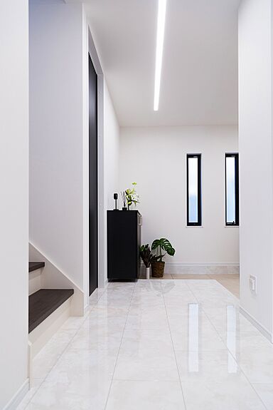 株式会社トキワ・ホームの施工事例「重厚感あるモノトーンガレージハウス」の画像2