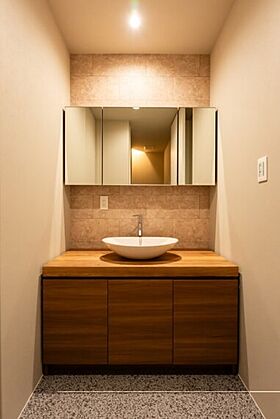 D-works株式会社の施工事例「光と陰影が織りなす、上質な空間の極み」の画像5