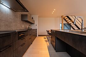 D-works株式会社の施工事例「ガレージと暮らす、洗練されたライフスタイル。」の画像4