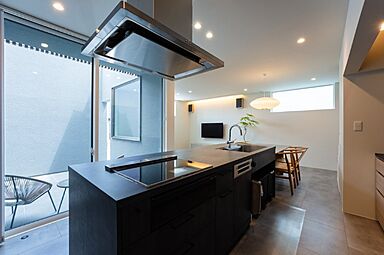 D-works株式会社の施工事例「やわらかな光と木の温もりに包まれた、心地よさを極めた住まい」の画像4