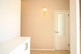 イズミ不動産株式会社の施工事例「大津市堅田 N様邸 白を基調とした開放感のある邸宅」の画像1