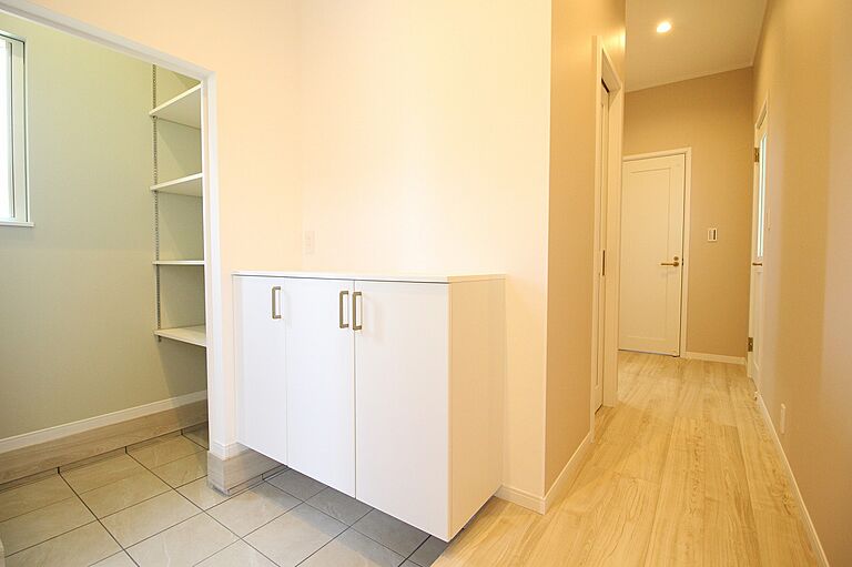 イズミ不動産株式会社の公式画像_玄関9