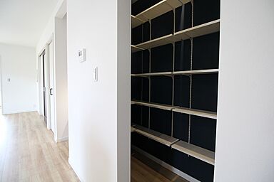 イズミ不動産株式会社の施工事例「守山市古高町 K様邸 書斎に収納など多彩な空間を随所に配置!」の画像5