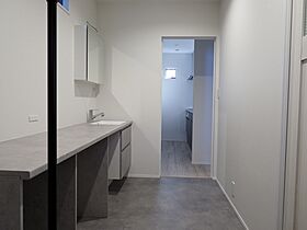 イズミ不動産株式会社の施工事例「守山市古高町 N様邸 広々ランドリールームや書斎のある寝室などこだわりの邸宅」の画像4