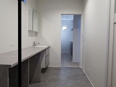 イズミ不動産株式会社の施工事例「守山市古高町 N様邸 広々ランドリールームや書斎のある寝室などこだわりの邸宅」の画像4