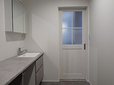 イズミ不動産株式会社の施工事例「守山市古高町 N様邸 広々ランドリールームや書斎のある寝室などこだわりの邸宅」の画像6