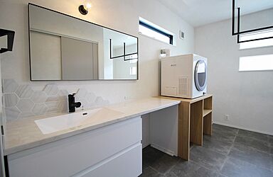 イズミ不動産株式会社の施工事例「守山市古高町 H様邸 勾配天井で快適空間!ランドリールームにこだわったマイホーム」の画像4