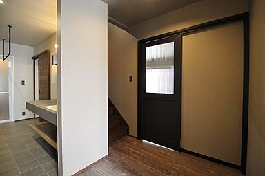 イズミ不動産株式会社の施工事例「守山市古高町 H様邸 落ち着いた内装に広々ランドリールーム!」の画像1