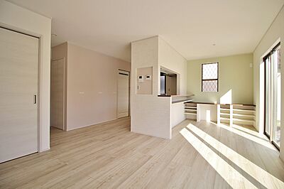 シンプルモダンスタイルのリビング イズミ不動産株式会社の事例画像