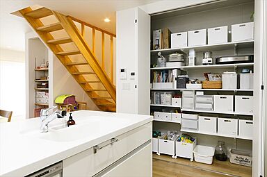 株式会社スズモクの施工事例「オープンキッチン&オープン階段&セカンドリビングの家」の画像3