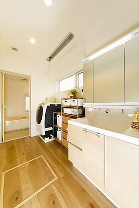 株式会社スズモクの施工事例「オープンキッチン&オープン階段&セカンドリビングの家」の画像4