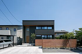 シンプル工務店の施工事例「こだわりタタミコーナーがある黒BOX の家」のメイン画像