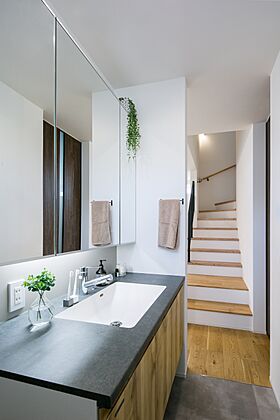 シンプル工務店の施工事例「こだわりタタミコーナーがある黒BOX の家」の画像3