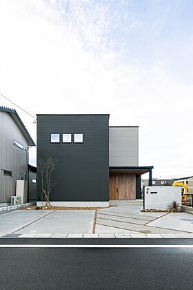 シンプル工務店の施工事例「モダンテイストのシンプルな家」のメイン画像