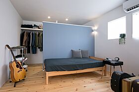 シンプル工務店の施工事例「個性あふれるワークススペースを設けた真っ白な平屋」の画像6