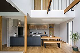 シンプル工務店の施工事例「大きな造作洗面台があるモダンな家」の画像1