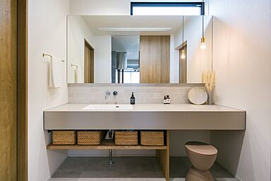 シンプル工務店の施工事例「大きな造作洗面台があるモダンな家」の画像3