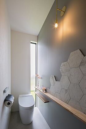 シンプル工務店の施工事例「大きな造作洗面台があるモダンな家」の画像4