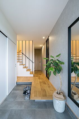 シンプル工務店の施工事例「大きな造作洗面台があるモダンな家」の画像6