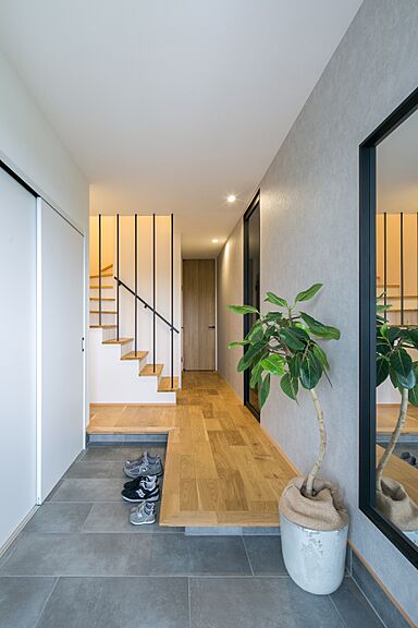 シンプル工務店の施工事例「大きな造作洗面台があるモダンな家」の画像6