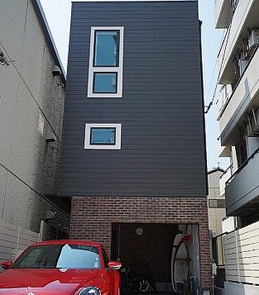 株式会社吉源工務店の施工事例「外観は米西海岸サーファーズハウス インナーガレージのある家」の画像