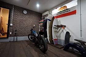 株式会社吉源工務店の施工事例「外観は米西海岸サーファーズハウス インナーガレージのある家」の画像1