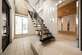 株式会社エドケンハウスの施工事例「シンプルモダン(ダイナミックな階段が演出する開放的な家)」の画像1