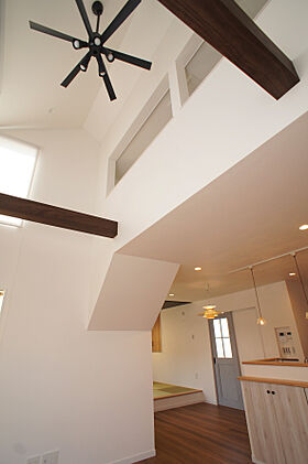 株式会社エドケンハウスの施工事例「南欧風スタイル(パドルファンが回る吹き抜けのある家)」の画像2