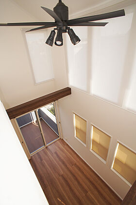 株式会社エドケンハウスの施工事例「南欧風スタイル(パドルファンが回る吹き抜けのある家)」の画像3