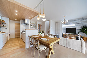 株式会社エドケンハウスの施工事例「家族が自然と集まるキッチンが主役の家」のメイン画像