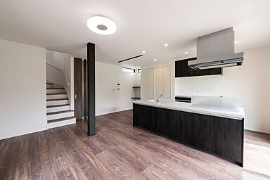 株式会社エドケンハウスの施工事例「柱を見せて広がりのある空間を演出している家」の画像1